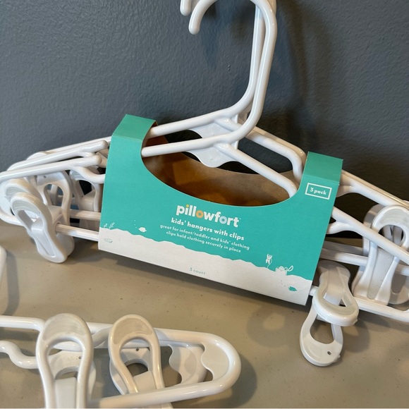 Pillowfort Kids' White 10 Hangers & 5 Hangers with Clips - Picture 2 of 3